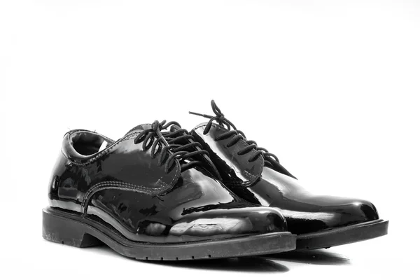 Negro de charol zapatos de los hombres del ejército aislado en fondo blanco —  Fotos de Stock