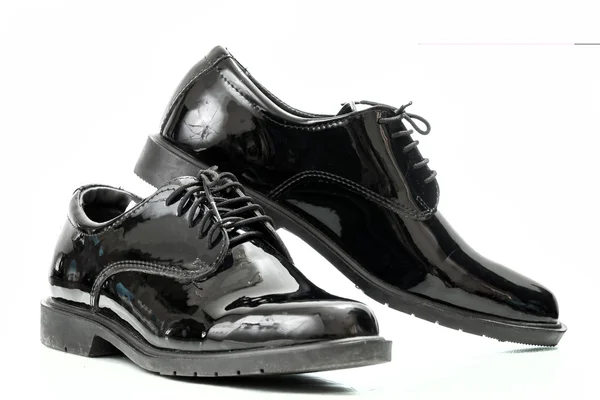 Fekete lakkbőr férfi cipő sereg elszigetelt fehér háttér mintázata — Stock Fotó