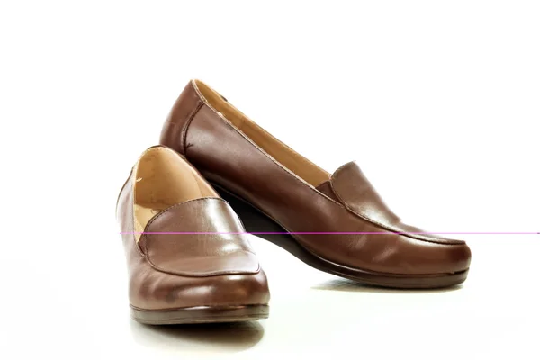 Zapatos hermosos de cuero marrón femenino aislados en un backgro blanco —  Fotos de Stock
