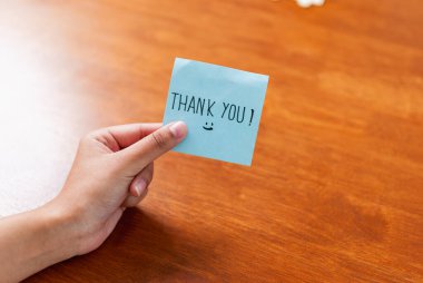 Minnettarlık jesti. Masaya dikkat edin. Kişisel an. Sıcak ortam.