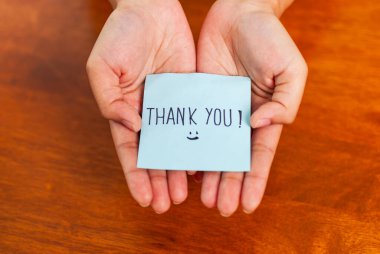 Minnettarlığımı ifade etmek için teşekkür ederim. Kapalı alanlarda kişisel dokunuşlar, yakın perspektif.