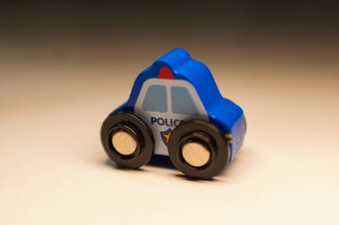 Oyuncak polis arabası aksiyon stüdyosu yaratıcı çevre yakın görüntüsünü ayarlıyor