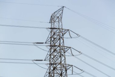 Kentsel alan altyapısındaki elektrik hatları temiz gökyüzü endüstriyel çevre yüksek açı görüntüsünü vurdu