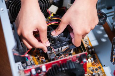 Pürüzsüz performans için adım adım rehberlik ile bir bilgisayar vantilatörünü nasıl verimli bir şekilde onaracağınızı öğrenin.