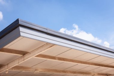 Şık çizgileri ve şehir manzarasında bir çatı yapısının modern tasarımını araştırın.