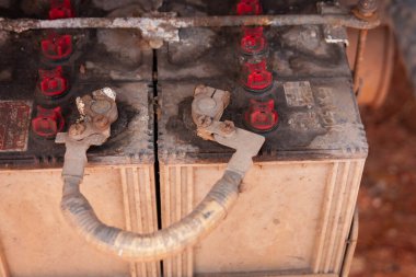 Performans ve yaşam süresini artırmak için endüstriyel makineler için gerekli pil bakım ipuçlarını inceleyin.