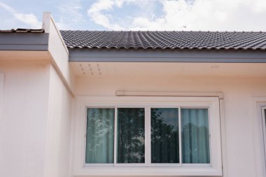 Explore elegant architecture and design features of a modern residential home in an urban environment.