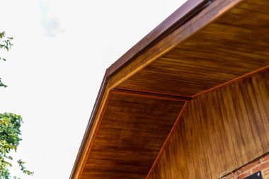 Modern mimaride ev içini geliştiren ahşap tavan tasarımlarının güzelliğini keşfedin..