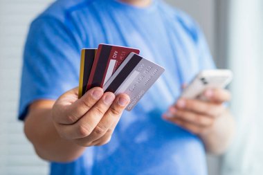 Günümüzün modern yaşam tarzında dijital ödeme yöntemlerinin tüketici alışveriş deneyimlerini nasıl dönüştürdüğünü araştırın.