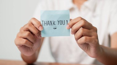 Samimi bir teşekkür notu sıcak bir ofis ortamında takdirin altını çiziyor..