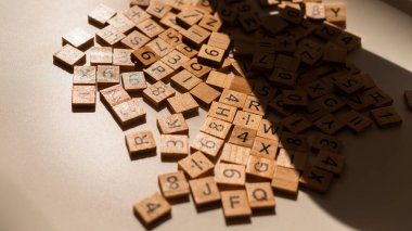 Harflerin sanatsal düzenini keşfetmek öğrenmeyi teşvik eden yaratıcı bir faaliyet..