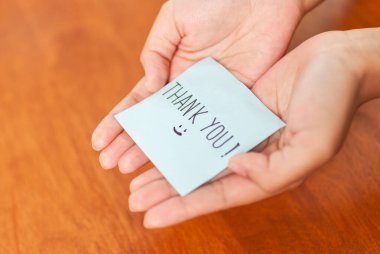 Minnettarlığı ve bağlantıyı simgeleyen samimi bir teşekkür notu..