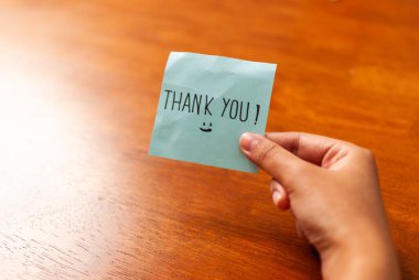 Basit bir teşekkür notu samimi bir ortamda içten bir takdiri yakalar..