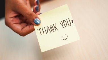 Yürekten bir teşekkür notu minnettarlığı kişisel ve somut bir şekilde yakalar..