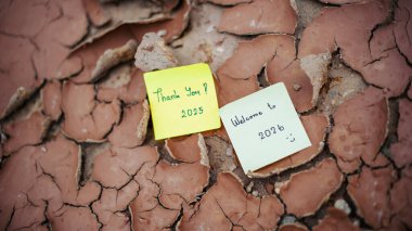2025 'ten 2026' ya kayan iki yapışkan nota için yaratıcı bir bakış.