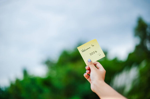 Сердечная приветственная записка к Новому году, захватывающая волнение от новых начинаний в серене на открытом воздухе.