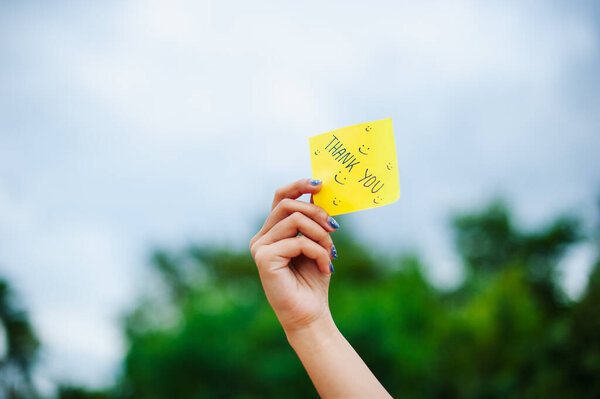 Блестящая благодарственная записка, высоко символизирующая высокую оценку в пышной обстановке на открытом воздухе.