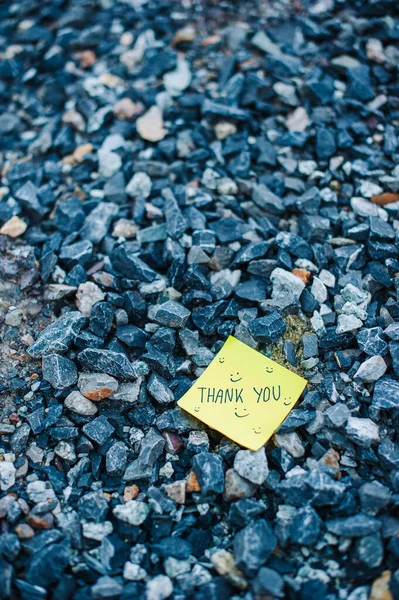 Yürekten bir teşekkür Younote çakılların arasında yatıyor. Şehir manzarasında minnettarlığı yakalıyor..