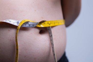 Sağlık ve yaşam tarzı kararlarını vurgulayan bele dolanmış bir mezuranın yakın plan görüntüsü.