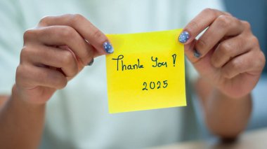 Yürekten bir teşekkür notu 2025 'e olumlu titreşimler getirdiğin için minnettarlık gösteriyor..