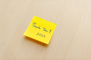 Minnettarlığımı ifade eden küçük yapışkan bir not günlük yaşamda minnettarlığın özünü yakalar..