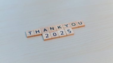 Bu eser 2025 yılı için samimi bir teşekkür mesajının altını çiziyor. Sakin, minimalist bir ortamda geçiyor..