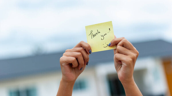 Сердечная благодарственная записка, символизирующая признательность и связь.