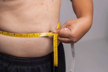 Ev stüdyosundaki fitness çalışmalarını takip etmek için yakın plan bir ölçüm..