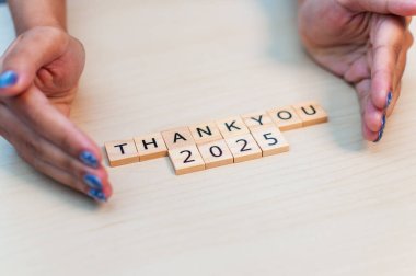 Eller 2025 için içten bir mesaj yaratıyor. Gelecek için umut ve minnettarlığı simgeliyor..