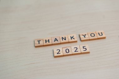 Gelecek yıl için ahşap kiremitleri kullanarak yaratıcı bir minnettarlık gösterisi..