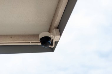 Şehir güvenliğini vurgulayan bir binaya yerleştirilmiş bir güvenlik kamerası görüntüsü.