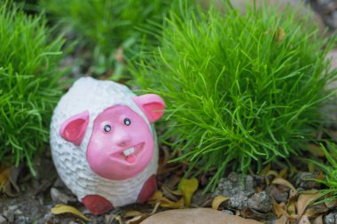 Büyüleyici bir koyun heykeli bahçedeki yeşilliğe eğlenceli bir dokunuş katar ve kaprisli bir açık hava dekoru yaratır..