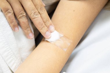 Evde hafif yaraların tedavisi için gerekli ilk yardım adımlarını öğrenin..