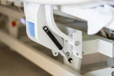 Hastane yataklarının arkasındaki karmaşık mekanik sistemleri ve bunların hasta bakımındaki önemini araştırın..