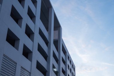 Çarpıcı bir modern bina, canlı bir gökyüzüne karşı eşsiz bir mimari tasarım sergiliyor..