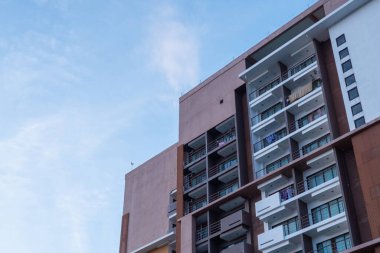 Şehir mimarisini vurgulayan çağdaş bir apartman kompleksinin çarpıcı görüntüsü.