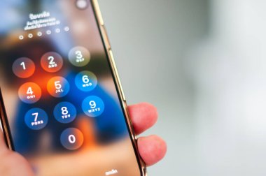 Akıllı telefon güvenliğinin önemini ve modern teknolojide parolaların rolünü araştırın.