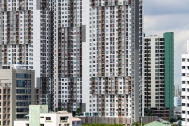 Çarpıcı bir yüksek binayla çağdaş kentsel yaşamın özünü keşfediyorlar..