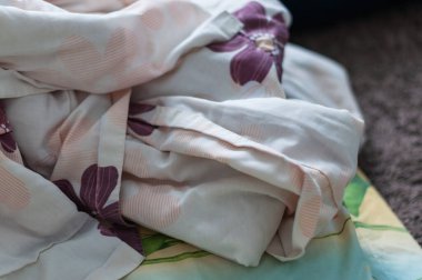 Yumuşak çiçekli kumaş, ev ortamında davetkar bir ortam yaratıyor..