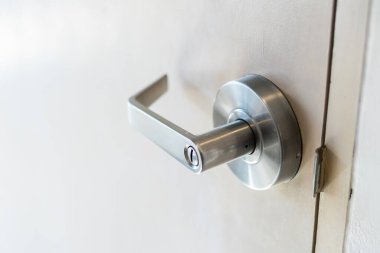 Çağdaş tasarım ve işlevselliği gösteren parlak kapı koluna ayrıntılı bir bakış.