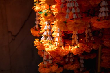 Kutlamanın kültürel önemini gösteren canlı bir çiçek süsleme gösterisi.