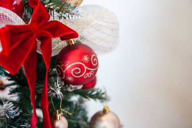 Güzel dekore edilmiş bir Noel ağacının yakın plan görüntüsü samimi bir evde şenlik ruhunu yakalıyor..