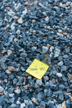 Basit ama güçlü bir teşekkür notu doğadaki minnettarlığı sembolize eden çakıllar..