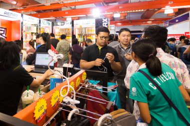 Bangkok, Tayland-Ekim 3, mobil Expo 2015'e vitrin en büyük olay 1-4 Ekim 2015 ilginç ve etkinliğe katılmayı 2015:Thailand Queen Sirikit Ulusal Kongre Merkezi'nde çok sayıda.