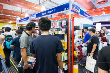 Bangkok, Tayland-Ekim 3, mobil Expo 2015'e vitrin en büyük olay 1-4 Ekim 2015 ilginç ve etkinliğe katılmayı 2015:Thailand Queen Sirikit Ulusal Kongre Merkezi'nde çok sayıda.