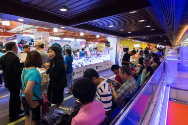 Bangkok, Tayland-Ekim 3, mobil Expo 2015'e vitrin en büyük olay 1-4 Ekim 2015 ilginç ve etkinliğe katılmayı 2015:Thailand Queen Sirikit Ulusal Kongre Merkezi'nde çok sayıda.