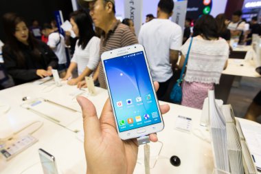 Bangkok, Tayland-Ekim 3, mobil Expo 2015'e vitrin en büyük olay 1-4 Ekim 2015 ilginç ve etkinliğe katılmayı 2015:Thailand Queen Sirikit Ulusal Kongre Merkezi'nde çok sayıda.