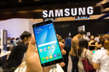 Bangkok, Tayland-Ekim 3, mobil Expo 2015'e vitrin en büyük olay 1-4 Ekim 2015 ilginç ve etkinliğe katılmayı 2015:Thailand Queen Sirikit Ulusal Kongre Merkezi'nde çok sayıda.