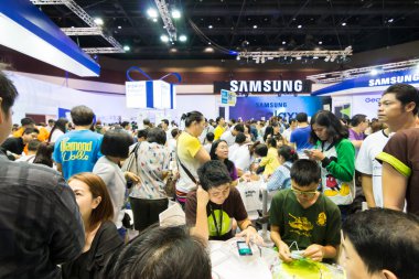 Bangkok, Tayland-Ekim 3, mobil Expo 2015'e vitrin en büyük olay 1-4 Ekim 2015 ilginç ve etkinliğe katılmayı 2015:Thailand Queen Sirikit Ulusal Kongre Merkezi'nde çok sayıda.
