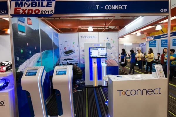 BANGKOK, TAILANDIA-3 de octubre de 2015: Exhibición de Tailandia Mobile Expo 2015 El evento más grande del 1 al 4 de octubre de 2015 Interesantes y asistentes al evento son numerosos en el Centro Nacional de Convenciones Queen Sirikit . — Foto de Stock